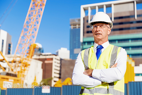 建筑工地的工程師與建設者